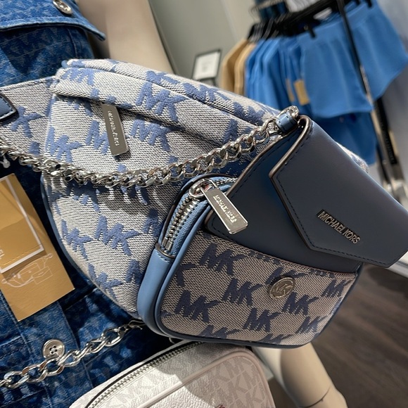 MICHAEL KORS
Maisie Large Logo 2-in-1 Sling Waist Fanny Pack Crossbody
Denim - Picture 6 of 16